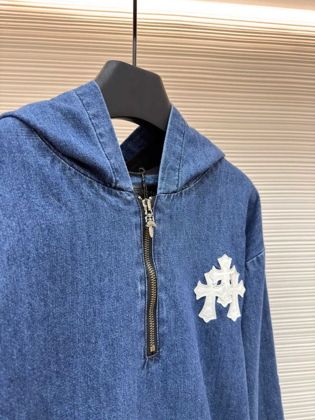 Chrome Hearts hooded patch pocket half-zip jacket ●Original version: Purchased and developed at 38979 ●Item number: 1681625-C20 ●Fabric: Denim denim fabric ●Technology: Glue printing ●Color: blue ●Version: Fitted version ●Weight: about 915 grams ●Size: S-M-L ●Description: Original domestic stock purchased for 3.4W The development cost is extremely high, and the fabric is imported from Italy with high density Made of pure cotton twill denim, the jacquard lining has a minimum order loss of one thousand meters. The printing is based on the original version with hand-made glue printing, focusing on hand-sewn sheepskin crosses. The gold content is extremely high, the authentic ancient silver-made chain heads (key points: the zipper pullers are sprayed with silver to make them look old). The overall routing is straight and delicate, the fabric is comfortable and soft, and the color is consistent without color difference. It can be matched with the same style to create a fashionable look and control various occasions. Customized accessories, three complete standards, the same style for men and women!